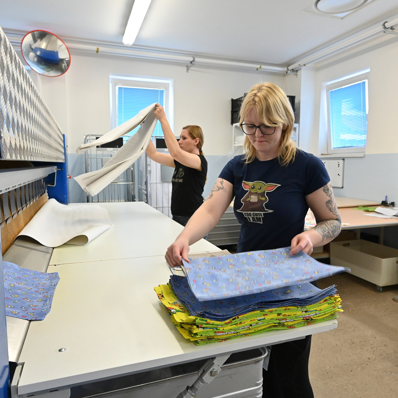 Ženy skládající čisté prádlo